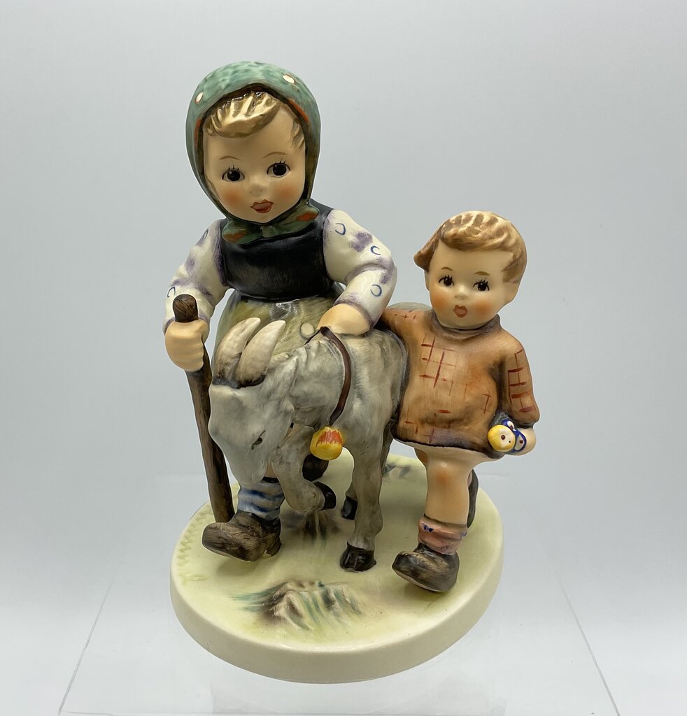 Vintage German Hummel “Homeward Bound” #334 1975 No Box /s