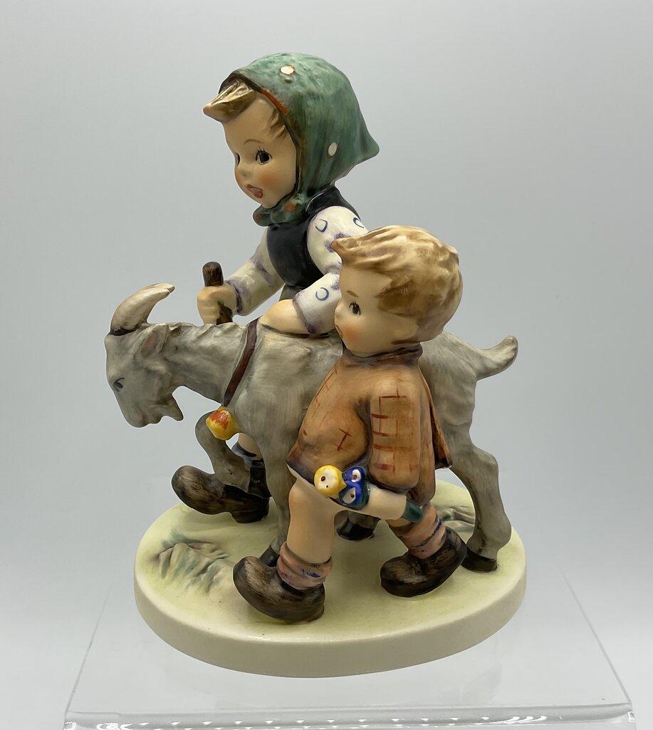 Vintage German Hummel “Homeward Bound” #334 1975 No Box /s