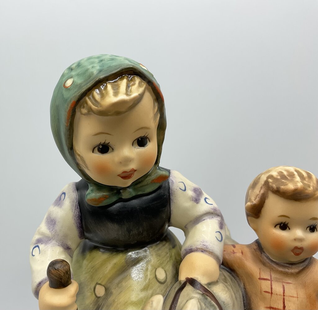 Vintage German Hummel “Homeward Bound” #334 1975 No Box /s