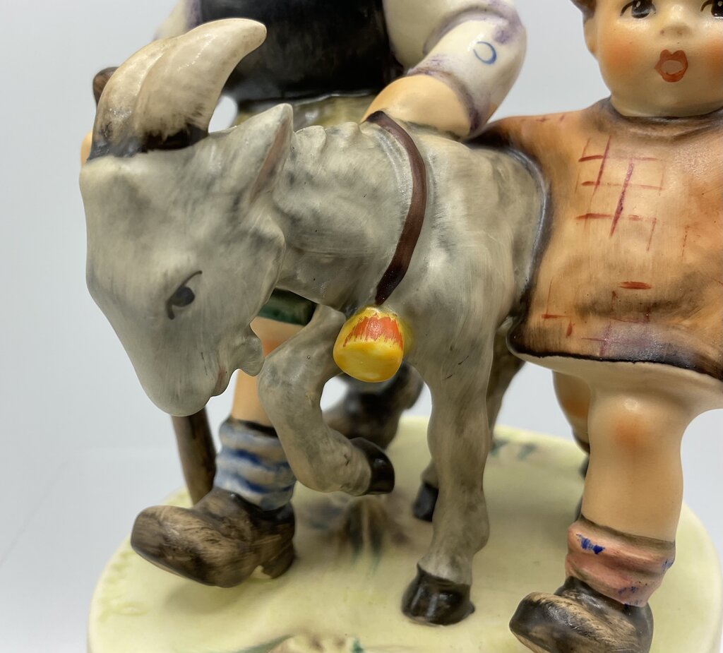 Vintage German Hummel “Homeward Bound” #334 1975 No Box /s