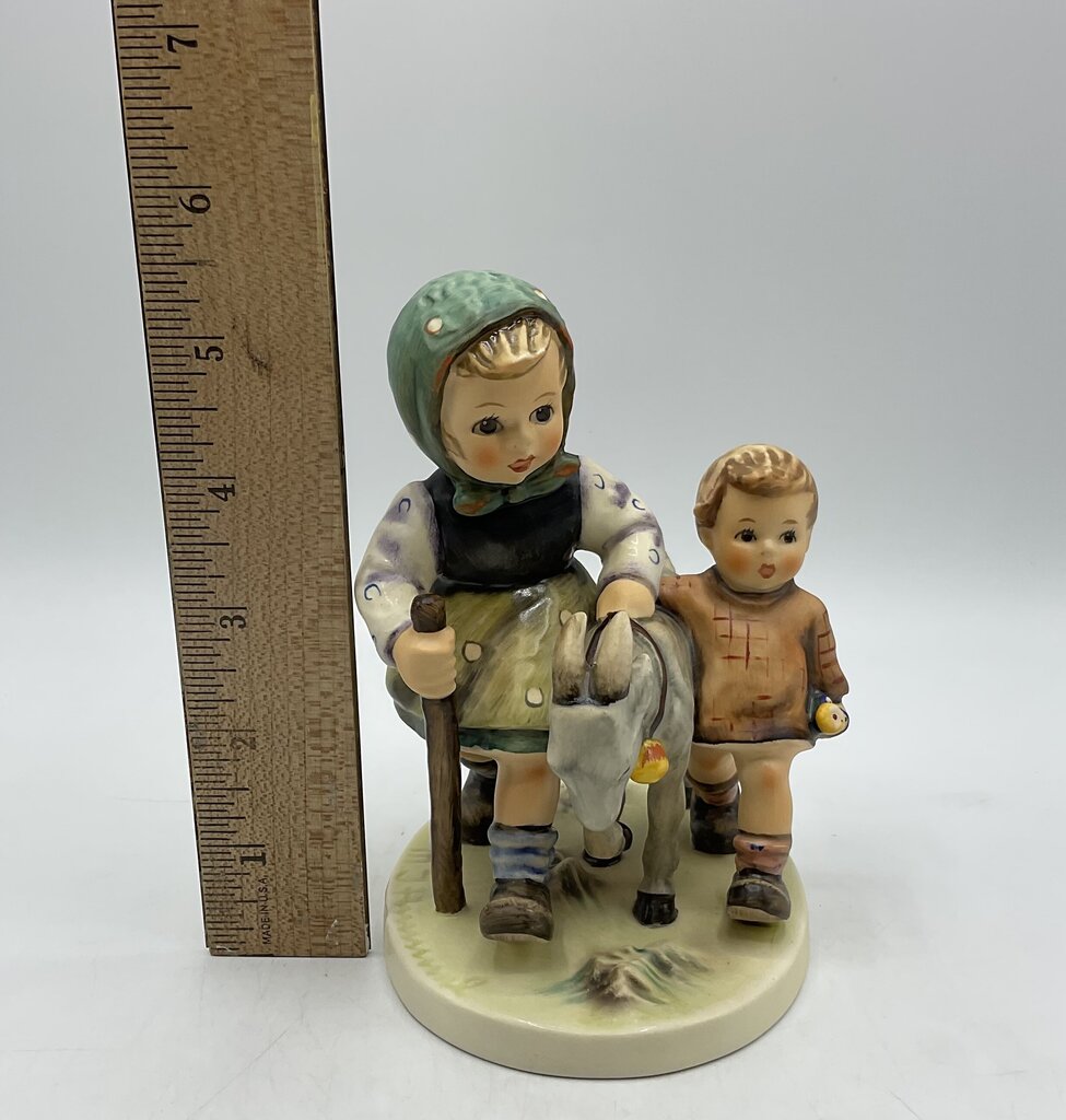 Vintage German Hummel “Homeward Bound” #334 1975 No Box /s