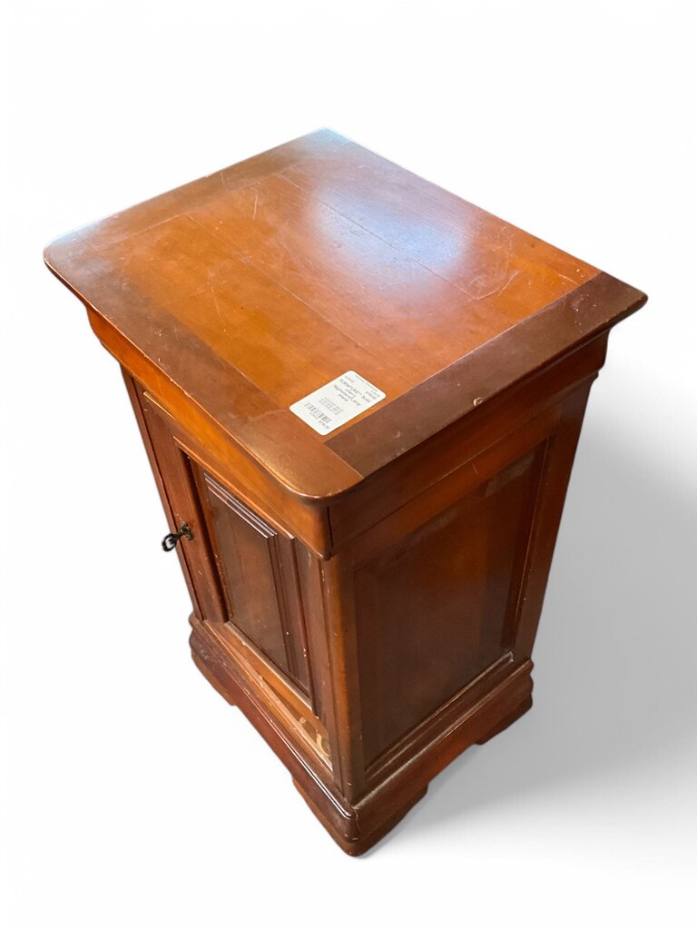 Nightstand/Lamp stand