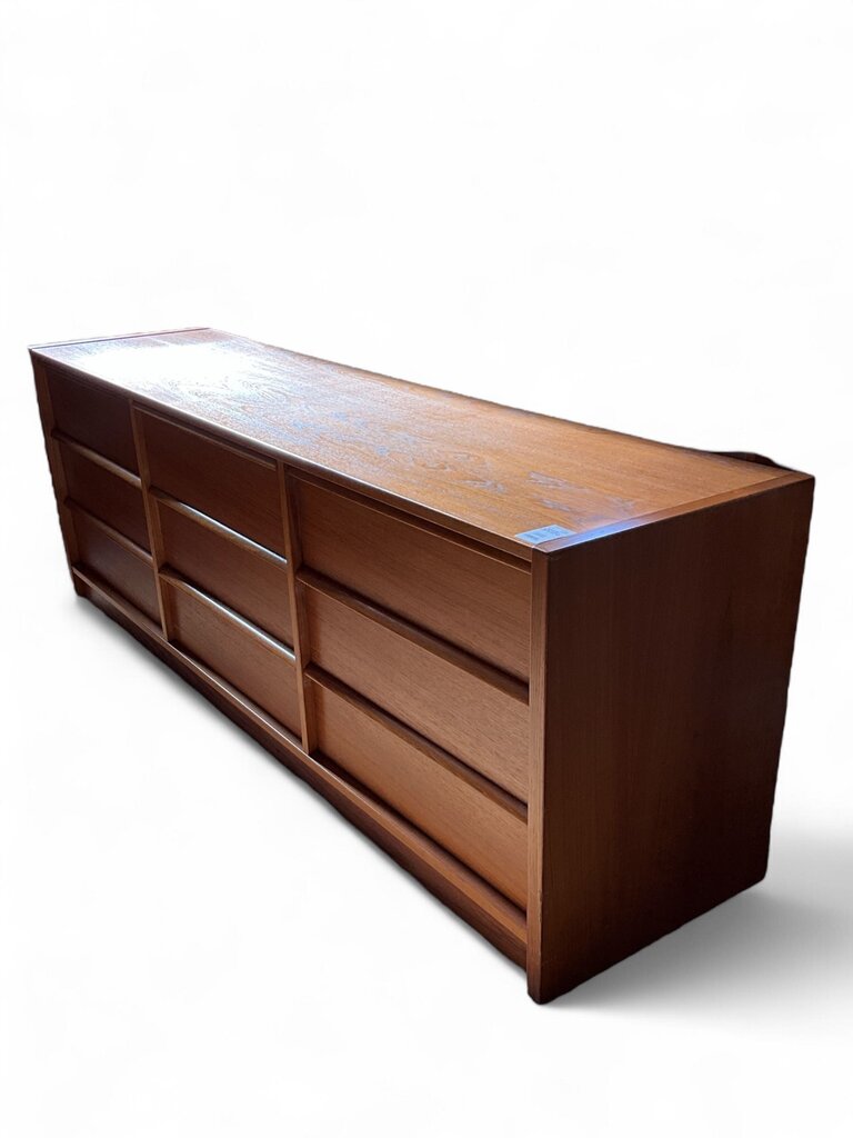 9 Drawer dresser