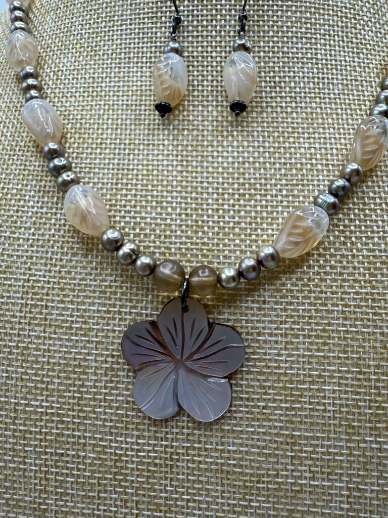 3 Piece Glass & Metal Bead Necklace & Pierced Earring Set /ro