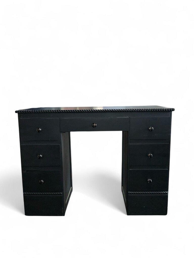 Black Desk
