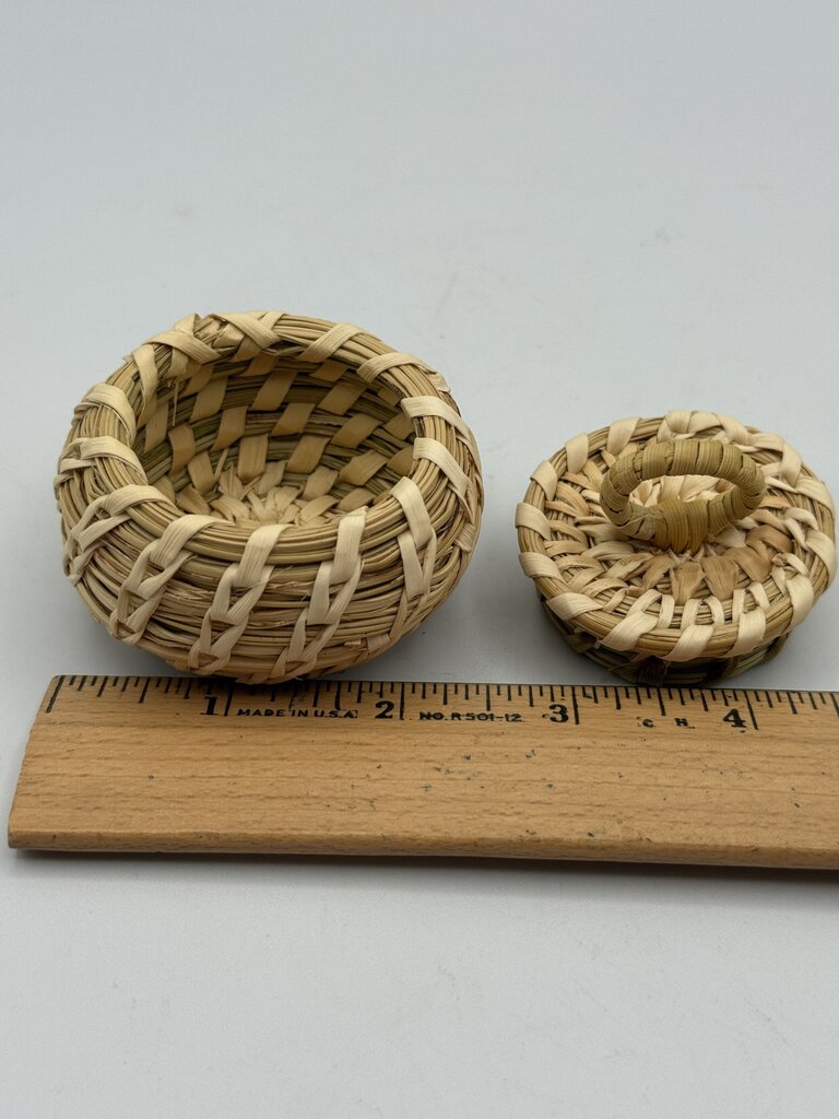Native American Hand Woven Bear Grass Basket w/Lid /ro