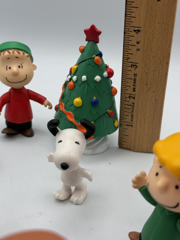 Peanuts/Charlie Brown Mini Figure Set of 8 pieces /ro