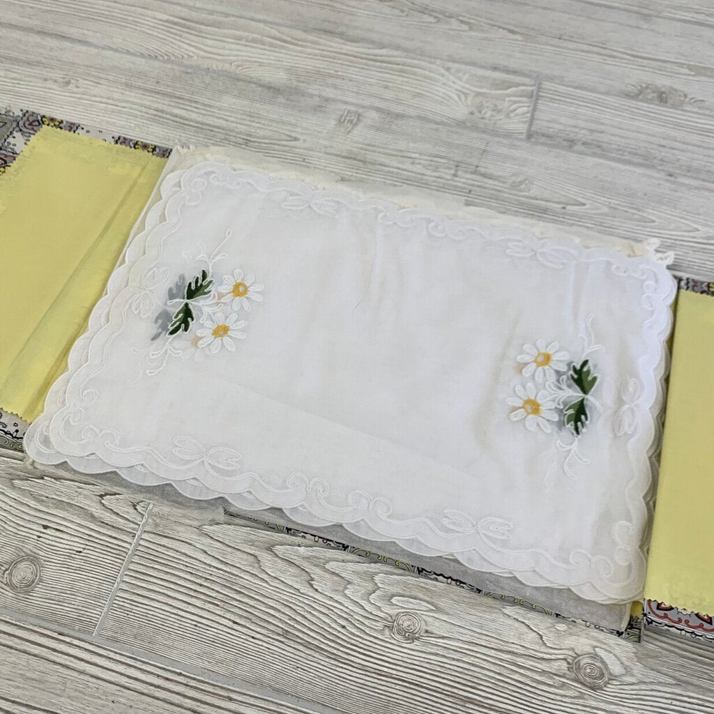 Vintage Placemats and Napkins with Cloth Cases Sets of Napkins and Placemats /cb