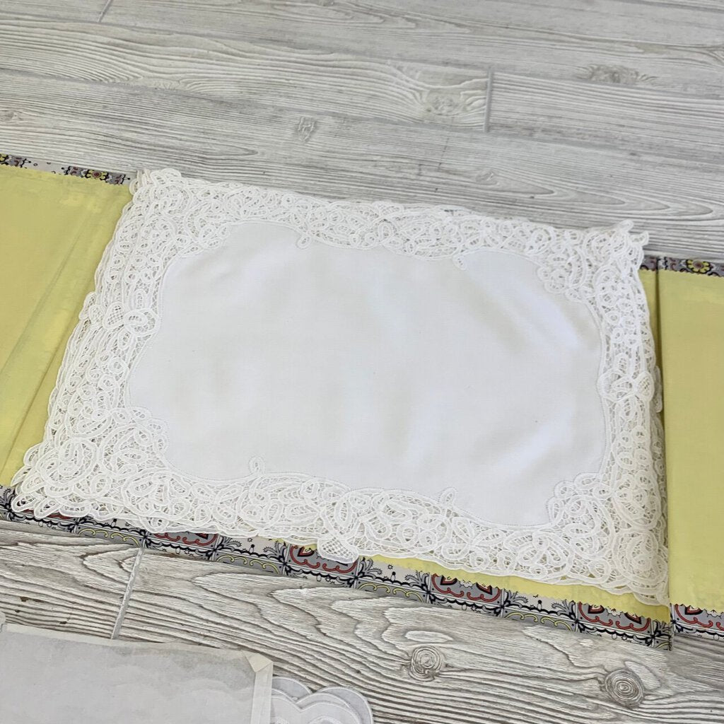 Vintage Placemats and Napkins with Cloth Cases Sets of Napkins and Placemats /cb