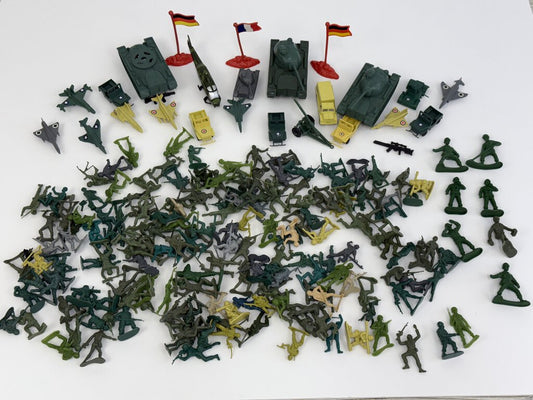 Vintage 200 Pieces Plastic 1960’ies Soldier Figures Jeeps Tanks & More /rb