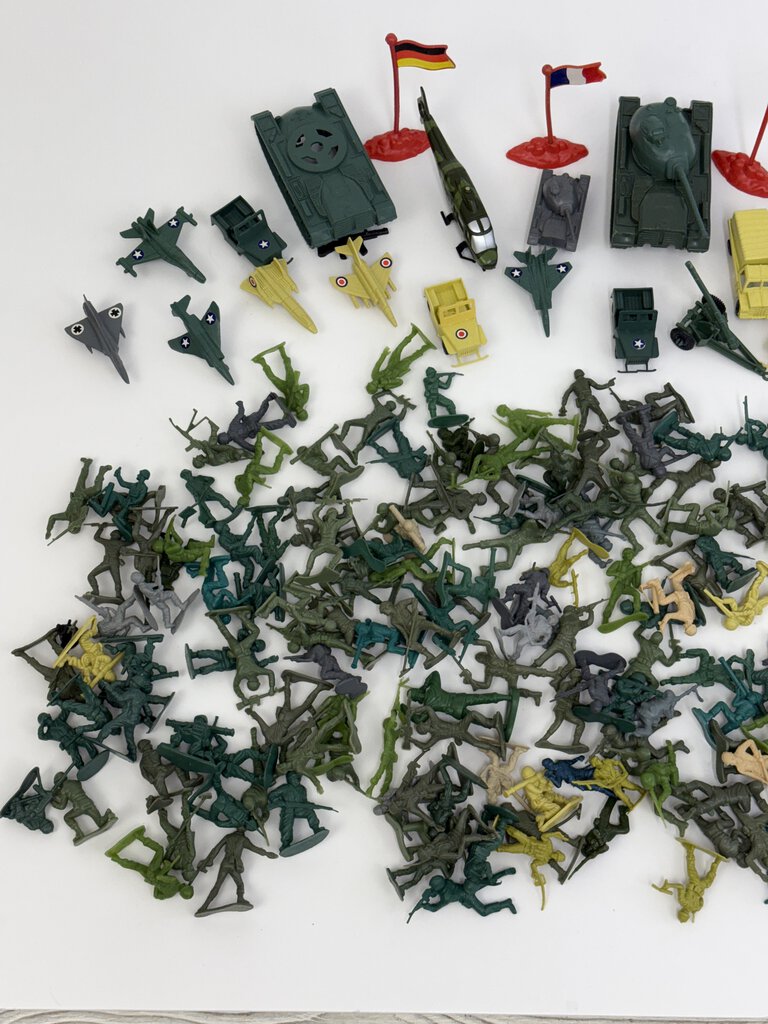 Vintage 200 Pieces Plastic 1960’ies Soldier Figures Jeeps Tanks & More /rb