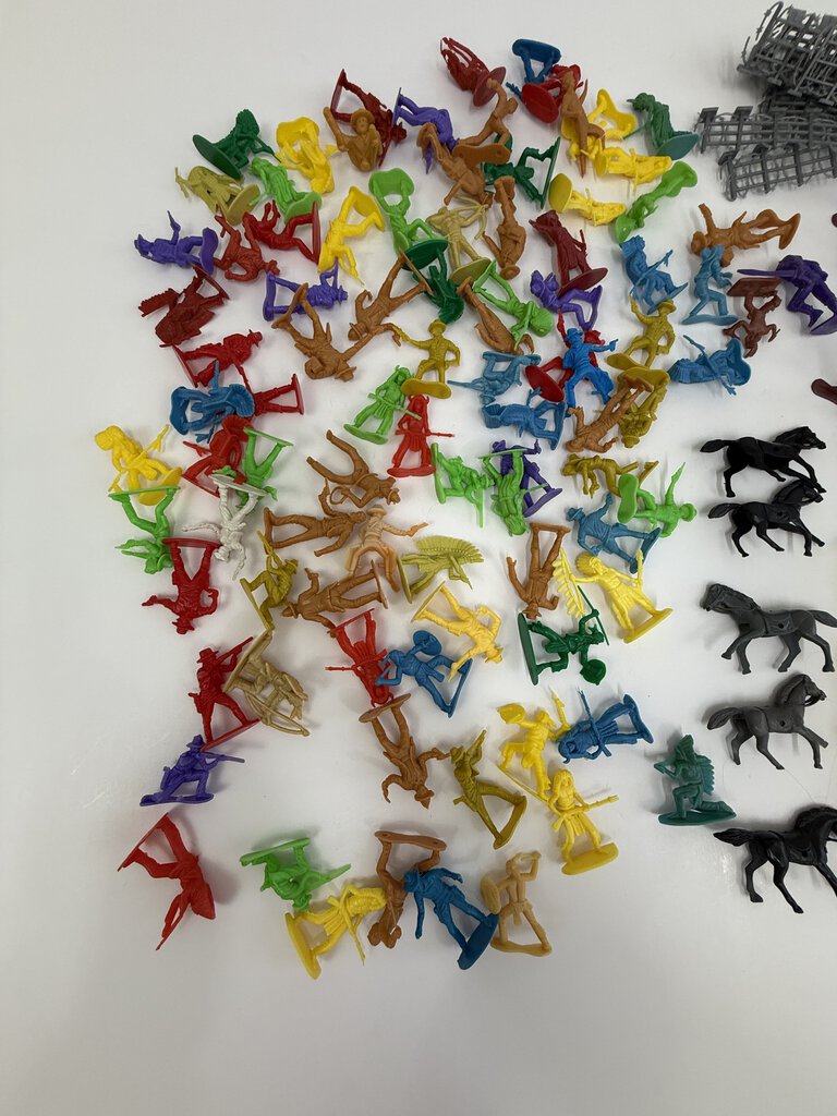 VTG Lot of 136 pcs. Plastic Multi-colored Cowboys, Indians Figures + accessories 1960ies /rb