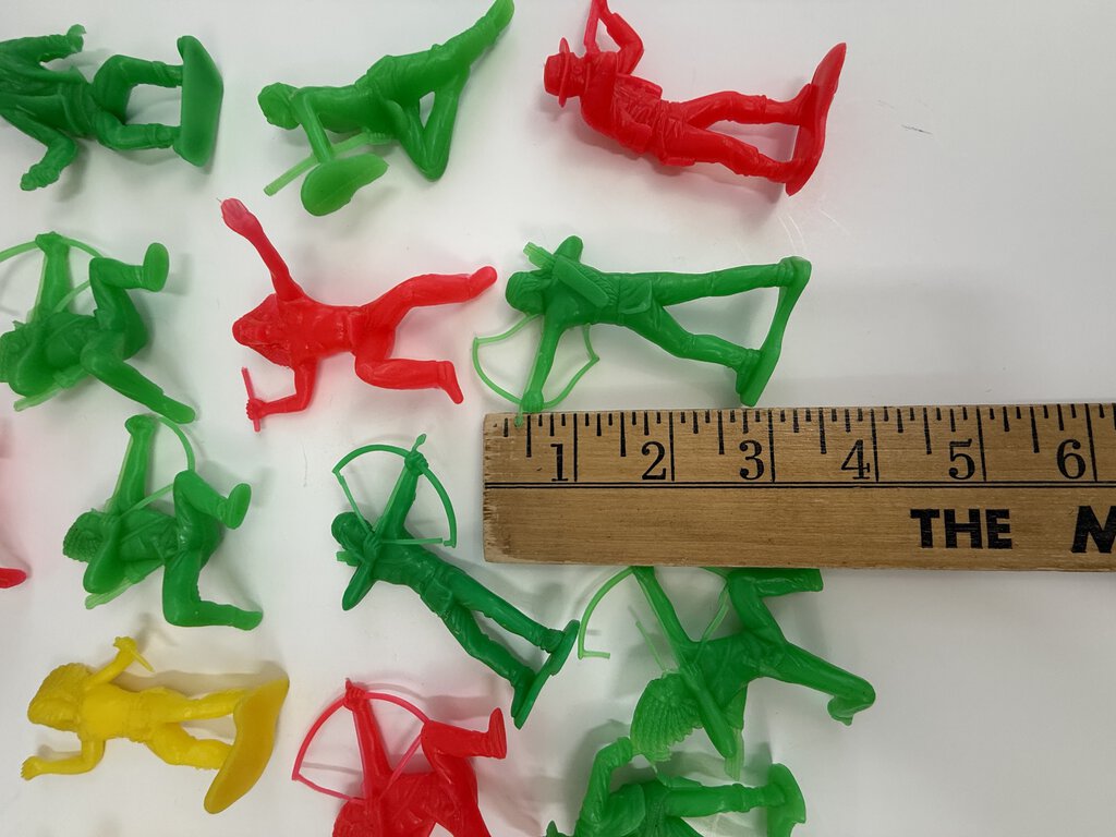 VTG Lot of 136 pcs. Plastic Multi-colored Cowboys, Indians Figures + accessories 1960ies /rb