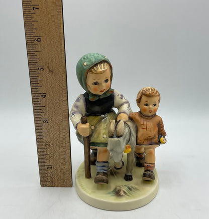 Vintage German Hummel “Homeward Bound” #334 1975 No Box /s