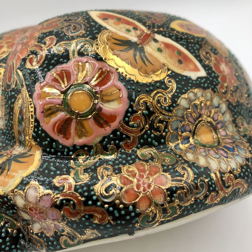 1970’s Chinese Satsuma Moriage Sleeping Cat Porcelain Figurine /b