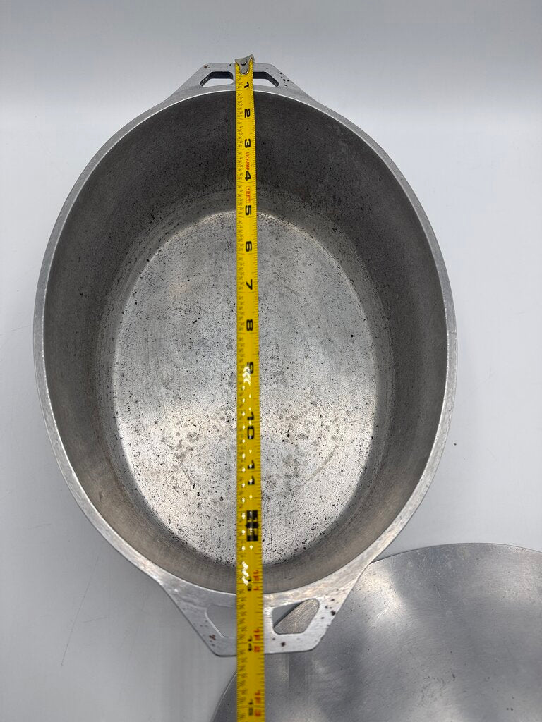 VTG Art Cast Heavy Ware Large Oval Dutch Oven /rw