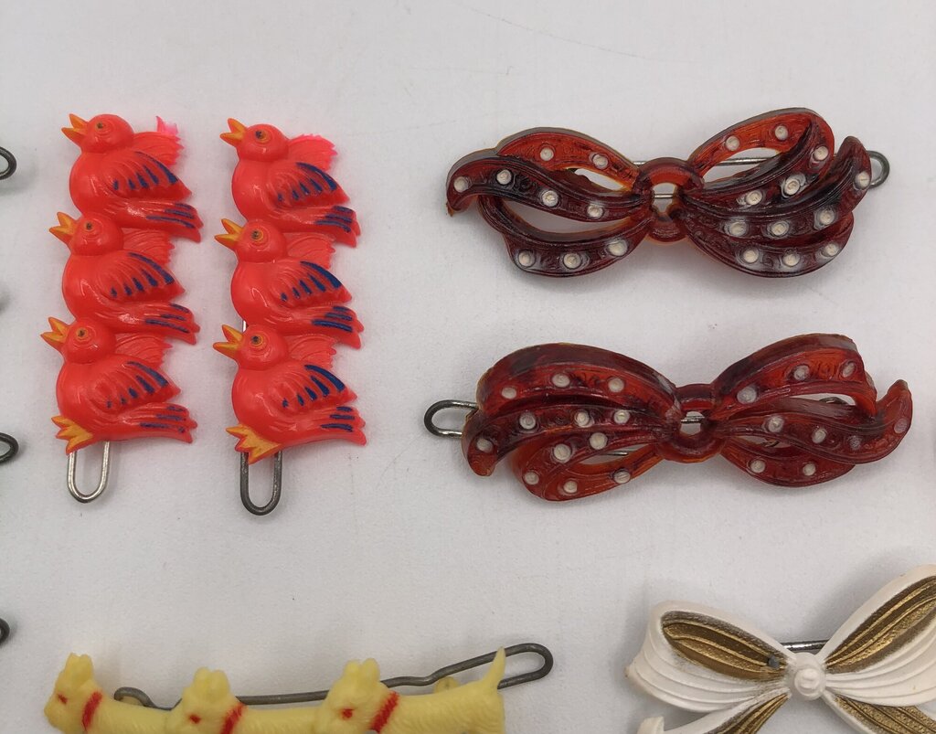 Lot of 1960’s Child’s Novelty Barrettes w/ Case ~ 22pc /b