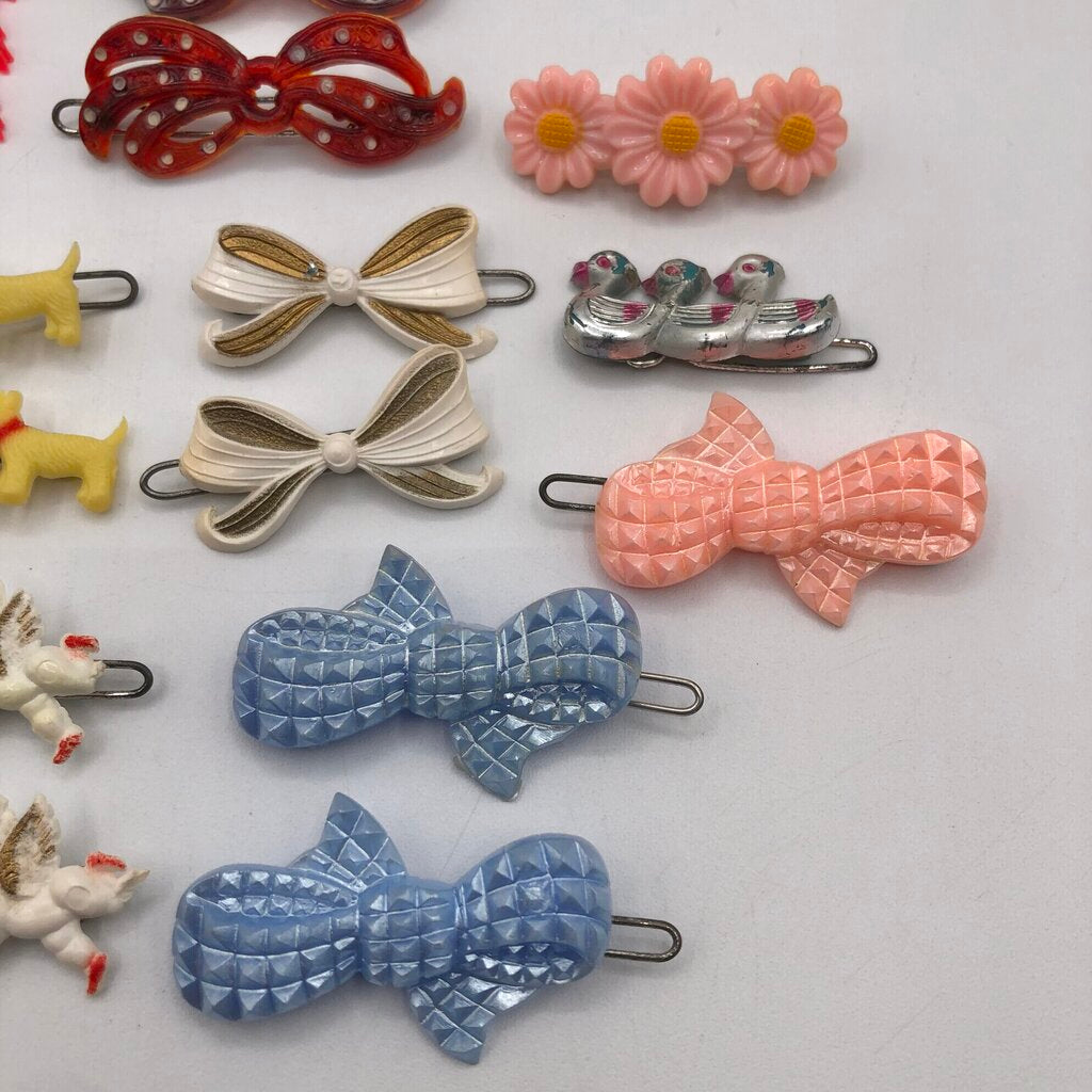Lot of 1960’s Child’s Novelty Barrettes w/ Case ~ 22pc /b