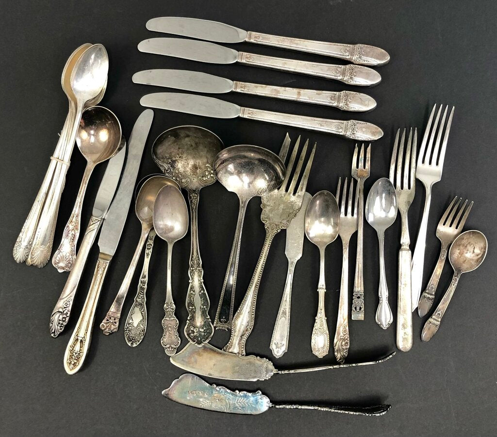 Eclectic 32pc Lot of Antique & Vintage Silver Plate Flatware /b
