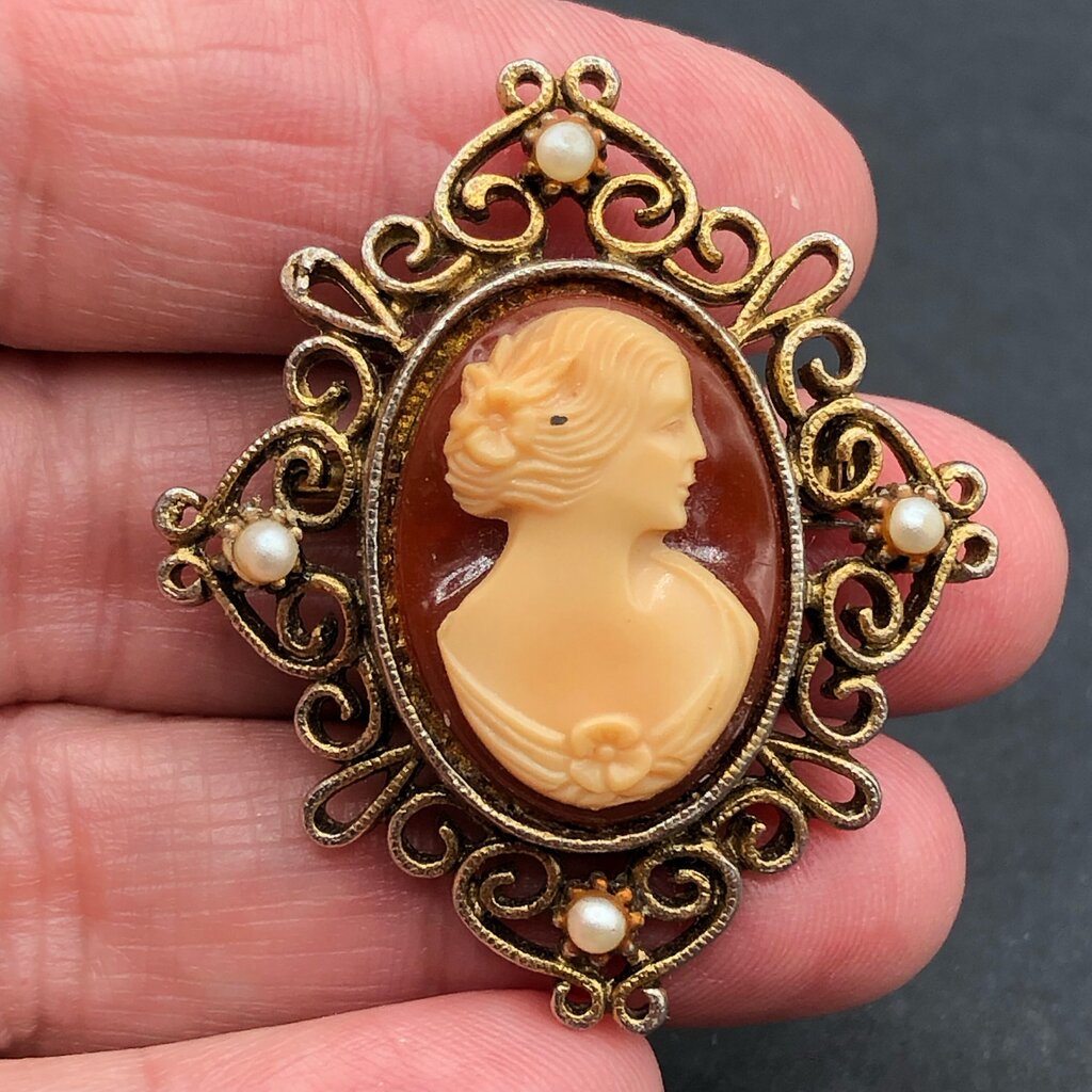 Lot of 5 Vintage Faux Cameo Pendants & Brooches /b