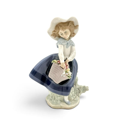 VTG Lladro Pretty Pickings #5222 Girl w/ Flowers Porcelain Figurine