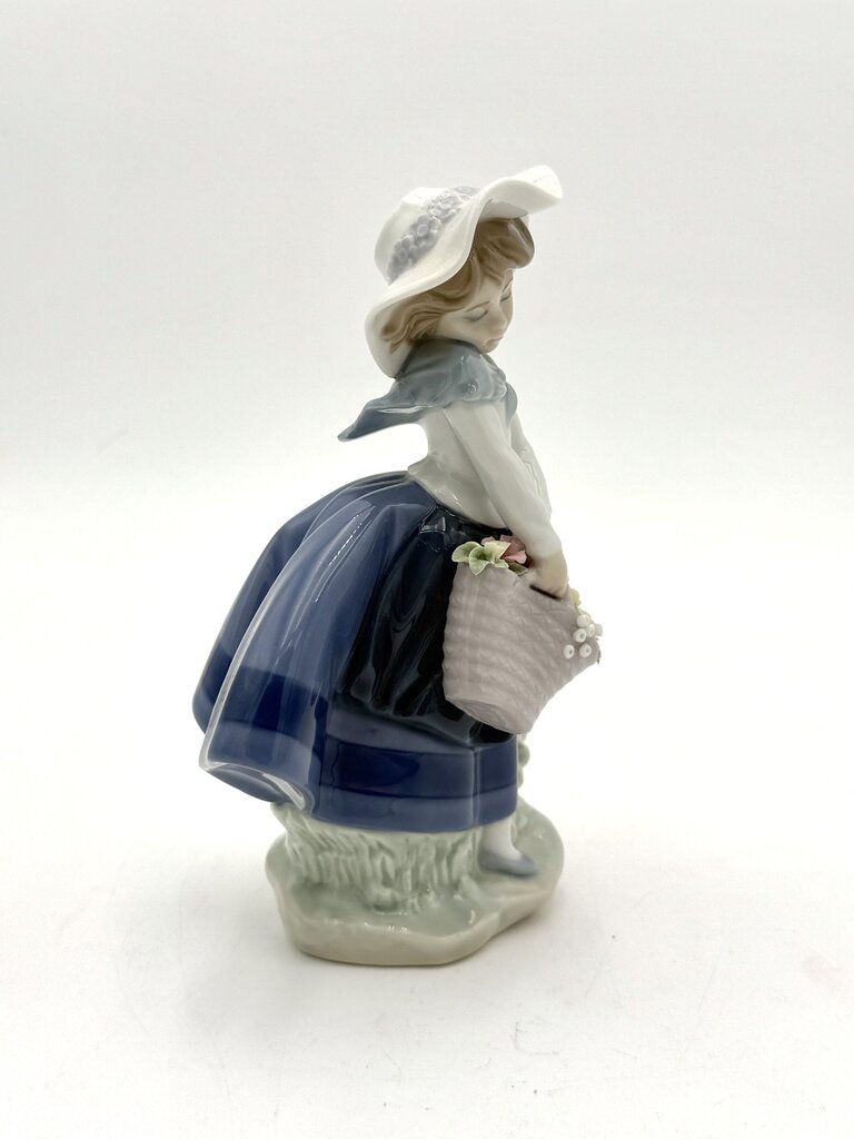 VTG Lladro Pretty Pickings #5222 Girl w/ Flowers Porcelain Figurine