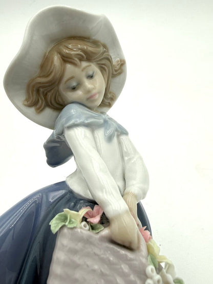 VTG Lladro Pretty Pickings #5222 Girl w/ Flowers Porcelain Figurine