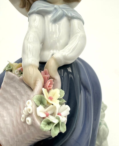 VTG Lladro Pretty Pickings #5222 Girl w/ Flowers Porcelain Figurine