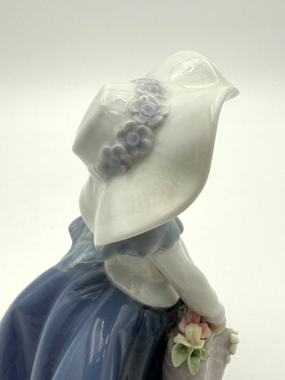 VTG Lladro Pretty Pickings #5222 Girl w/ Flowers Porcelain Figurine
