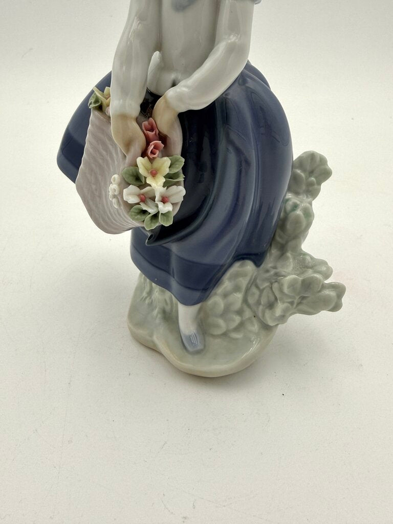 VTG Lladro Pretty Pickings #5222 Girl w/ Flowers Porcelain Figurine