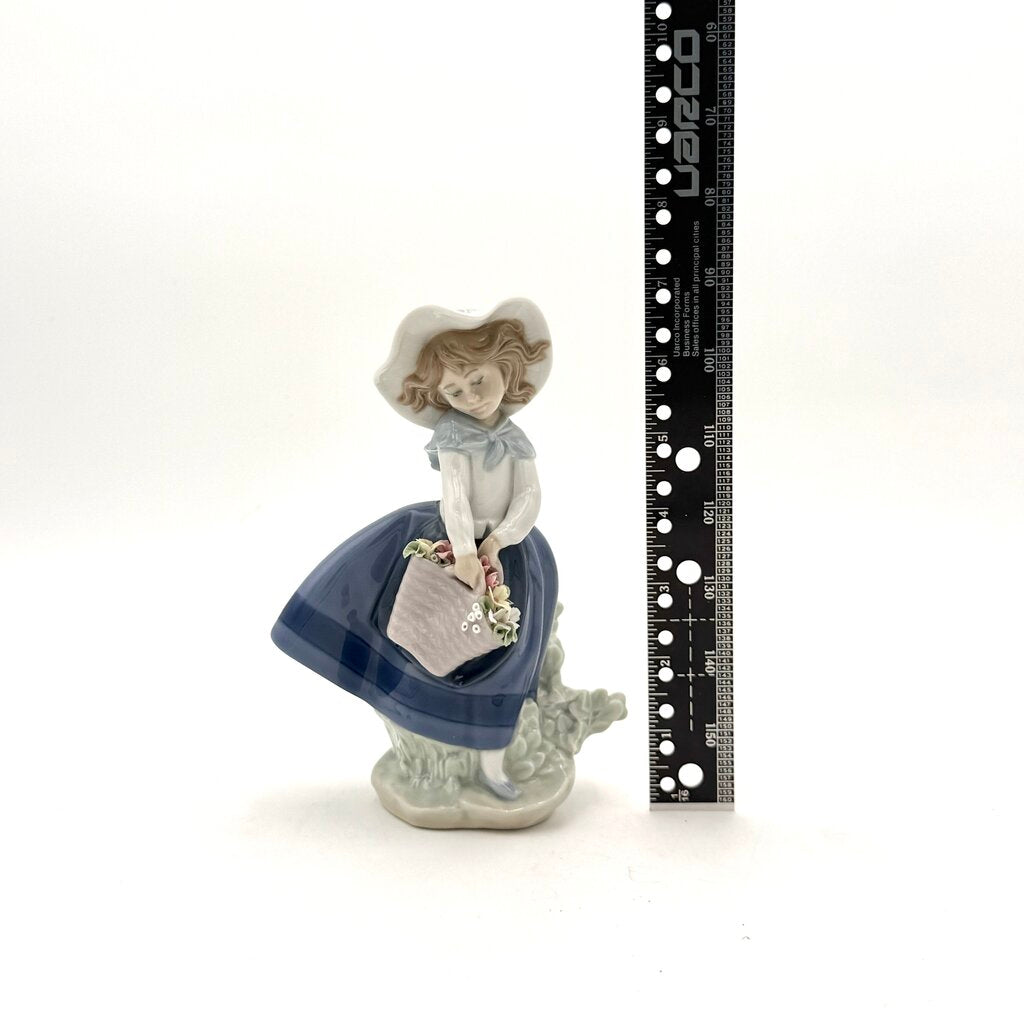 VTG Lladro Pretty Pickings #5222 Girl w/ Flowers Porcelain Figurine