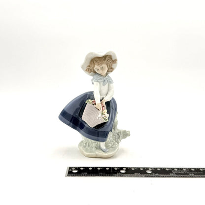 VTG Lladro Pretty Pickings #5222 Girl w/ Flowers Porcelain Figurine