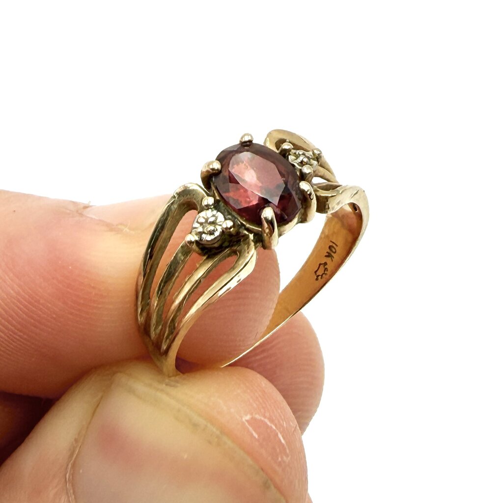 VTG 10k Yellow Gold Ring w/ Oval Cut Red Garnet