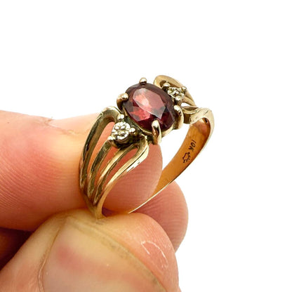 VTG 10k Yellow Gold Ring w/ Oval Cut Red Garnet