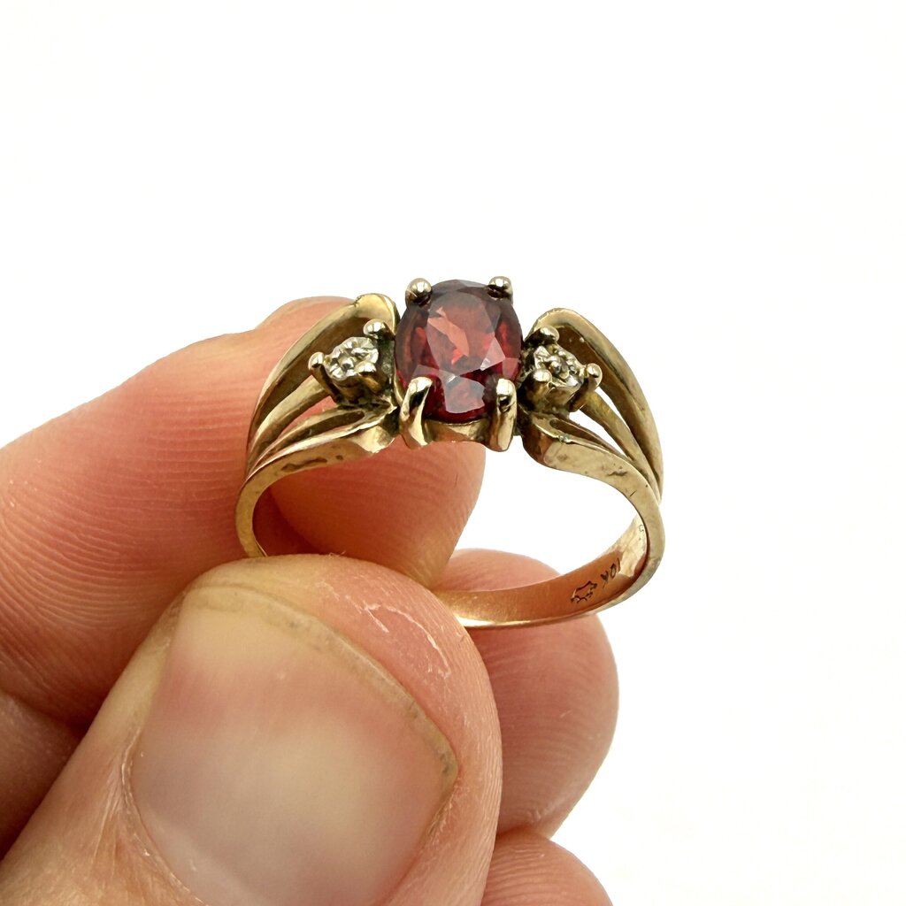 VTG 10k Yellow Gold Ring w/ Oval Cut Red Garnet