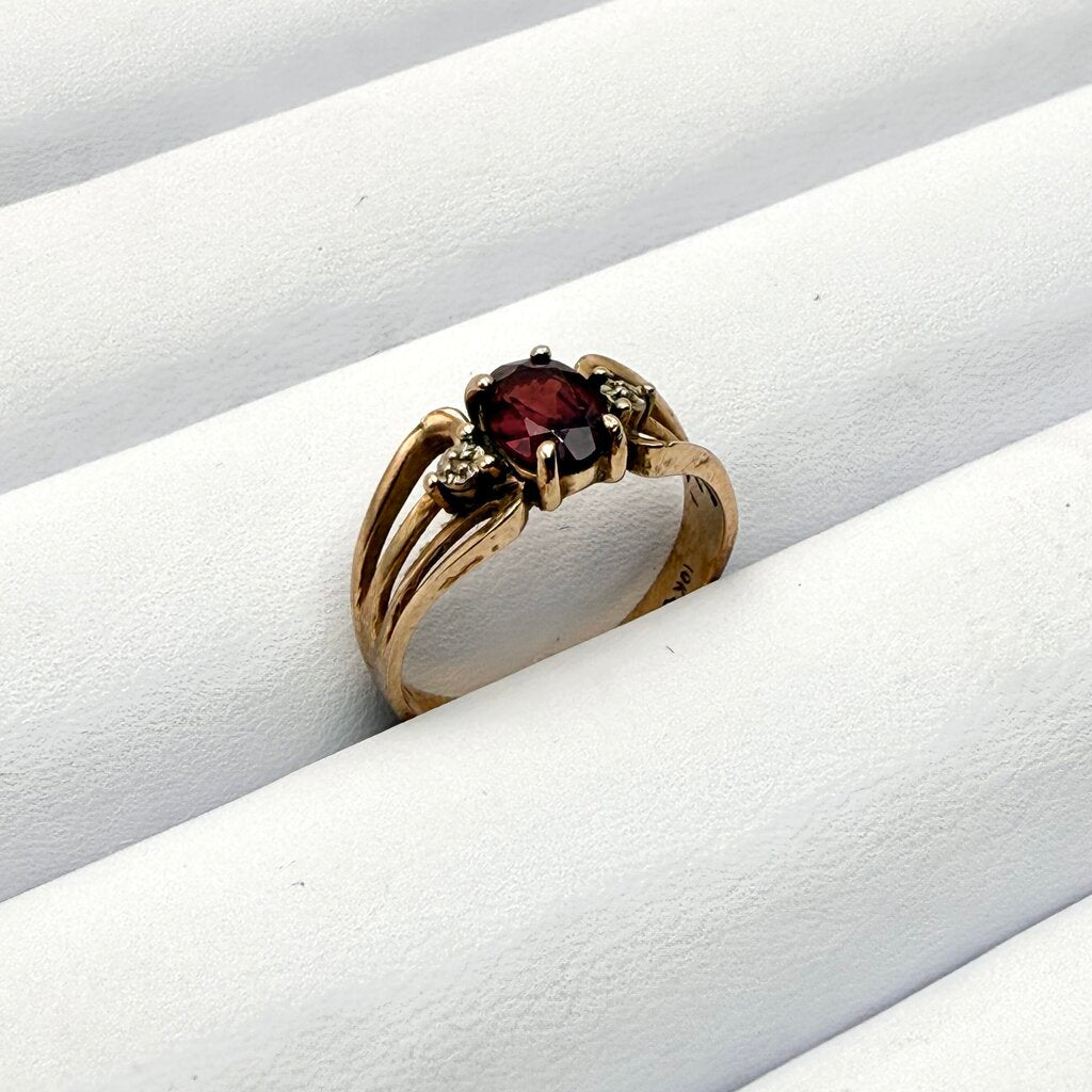 VTG 10k Yellow Gold Ring w/ Oval Cut Red Garnet