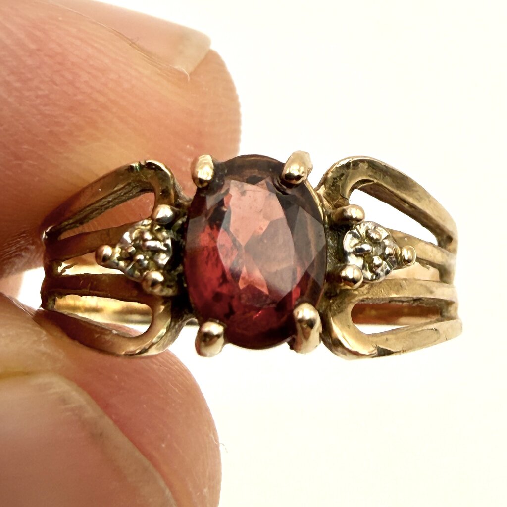 VTG 10k Yellow Gold Ring w/ Oval Cut Red Garnet