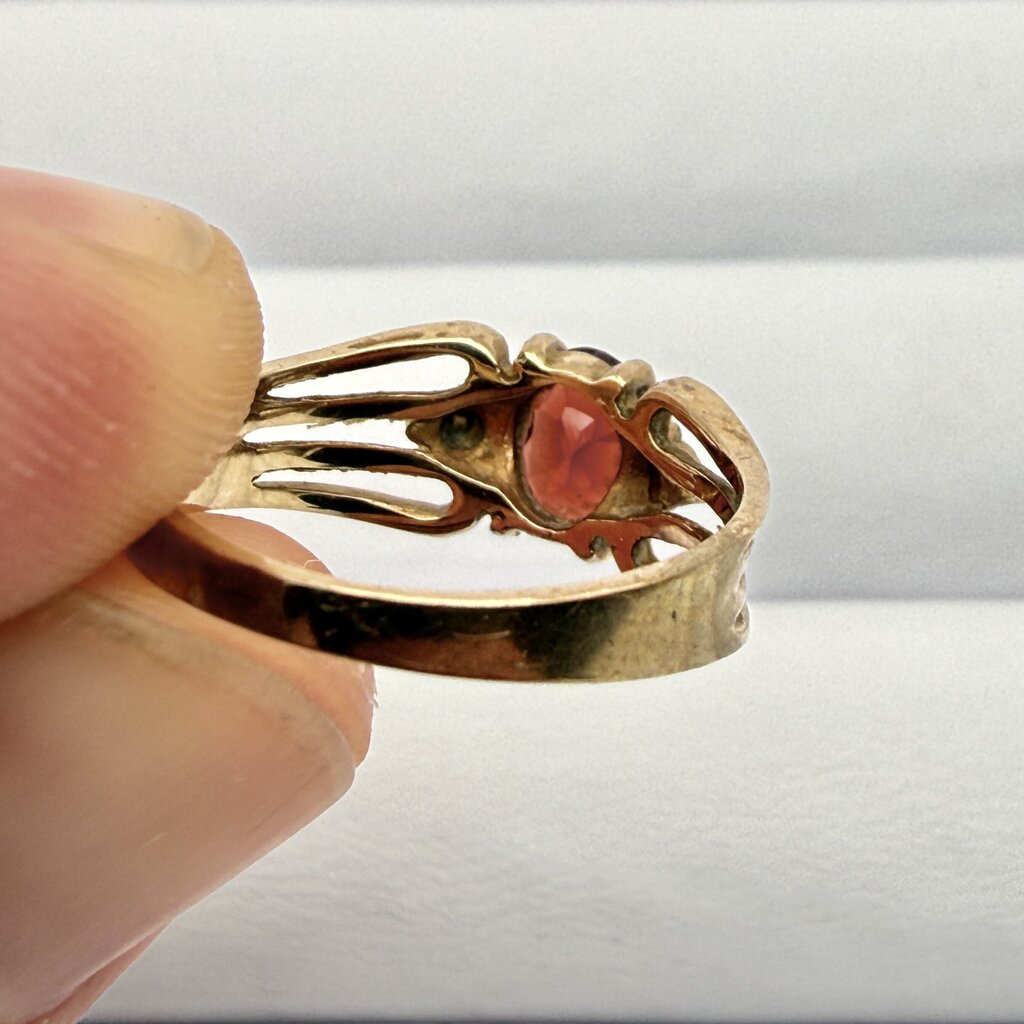 VTG 10k Yellow Gold Ring w/ Oval Cut Red Garnet