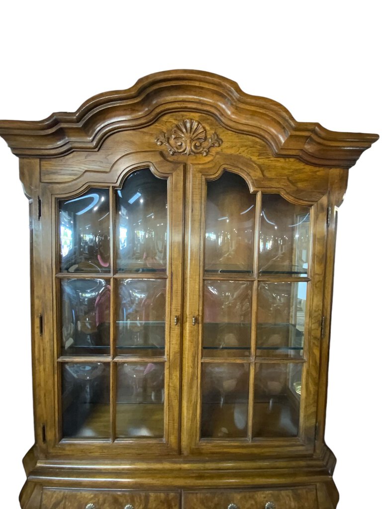 Drexel Heritage China Cabinet with 2 doors and 4 drawers