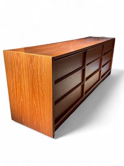 9 Drawer dresser