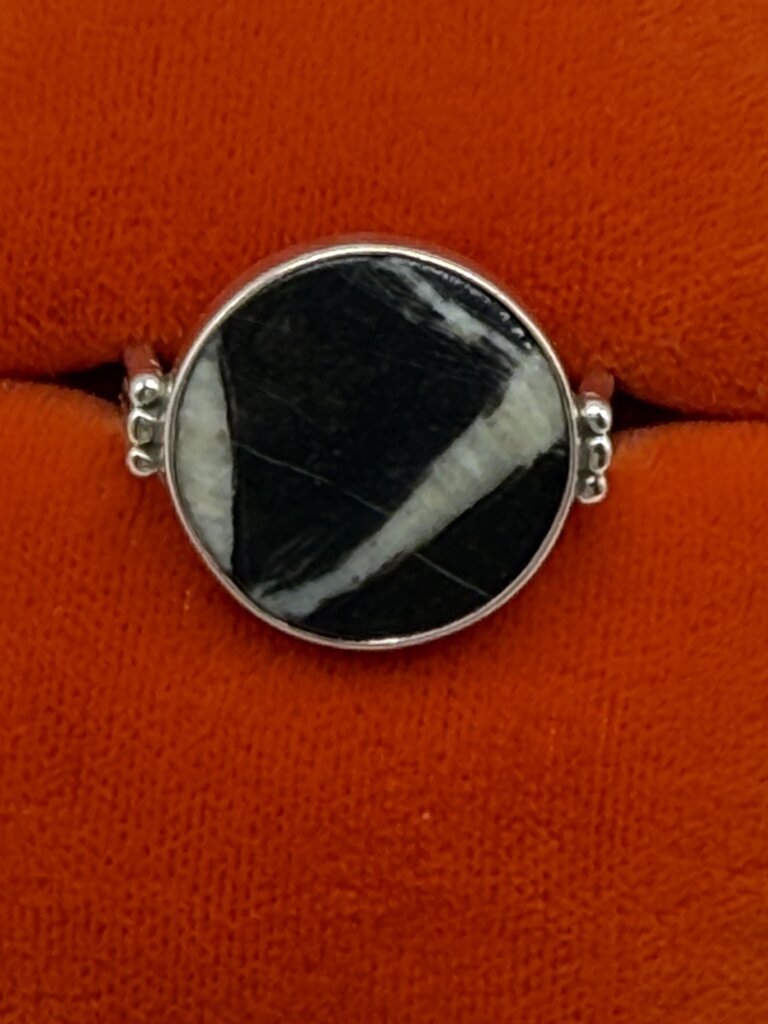 Artisan Signed Sterling Silver Ring Black/White Stone Size 8.5 /ro