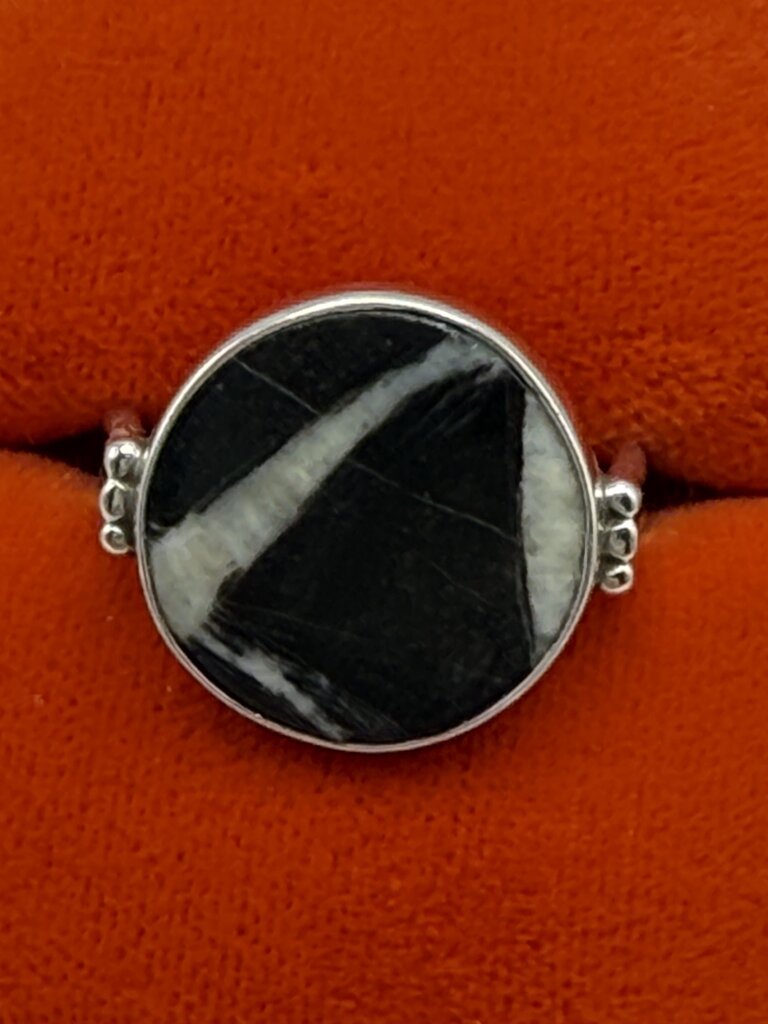 Artisan Signed Sterling Silver Ring Black/White Stone Size 8.5 /ro