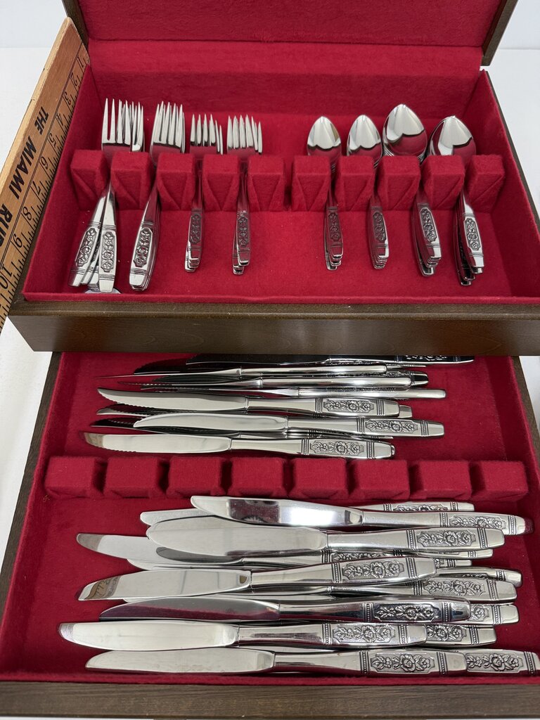 VTG Oneida Community Louisville Pattern Flatware Set of 100 Pieces /ro