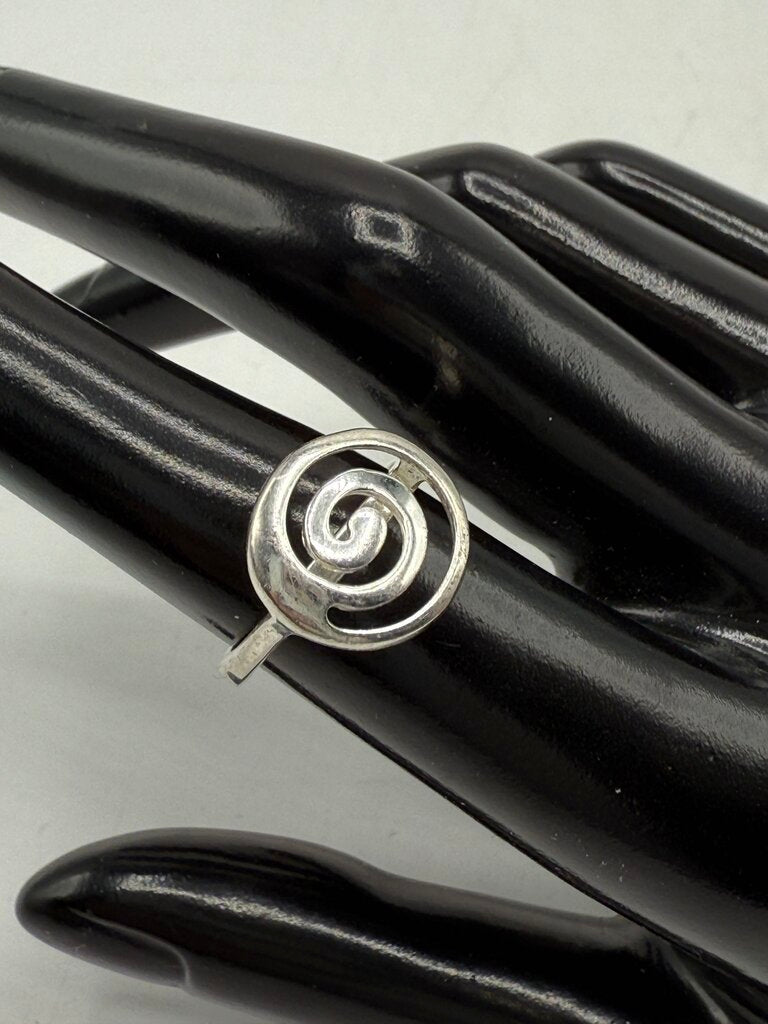 Sterling Silver Ring Size 7 “What Goes Around Comes Around” /ro