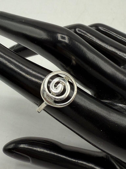 Sterling Silver Ring Size 7 “What Goes Around Comes Around” /ro