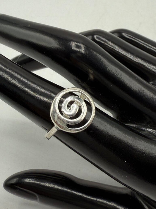 Sterling Silver Ring Size 7 “What Goes Around Comes Around” /ro