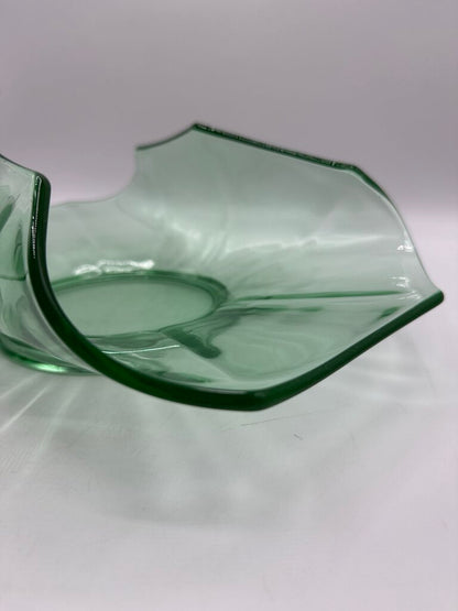 Green Vaseline Uranium Glass Centerpiece Curved in Rim /ro