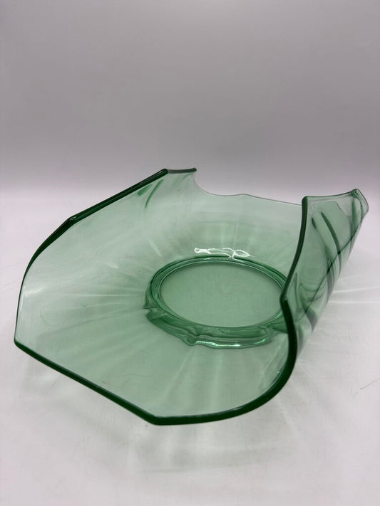 Green Vaseline Uranium Glass Centerpiece Curved in Rim /ro