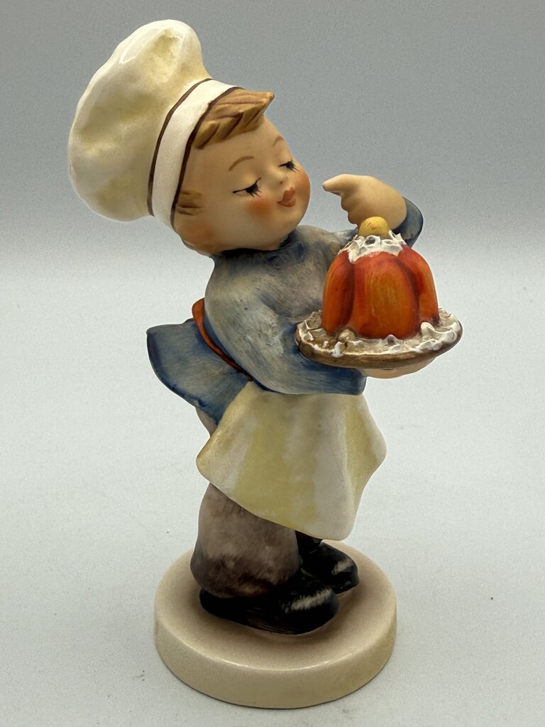 VTG Goebel Hummel Figurines Baker #128 & Baking Day #330 /ro