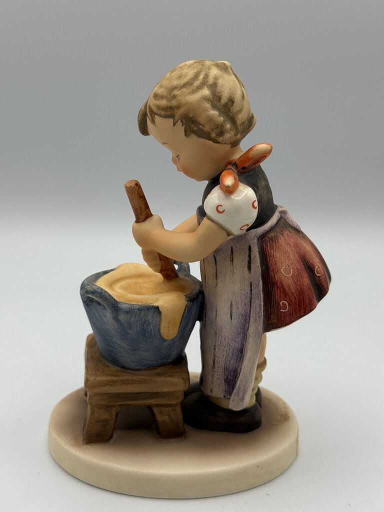 VTG Goebel Hummel Figurines Baker #128 & Baking Day #330 /ro